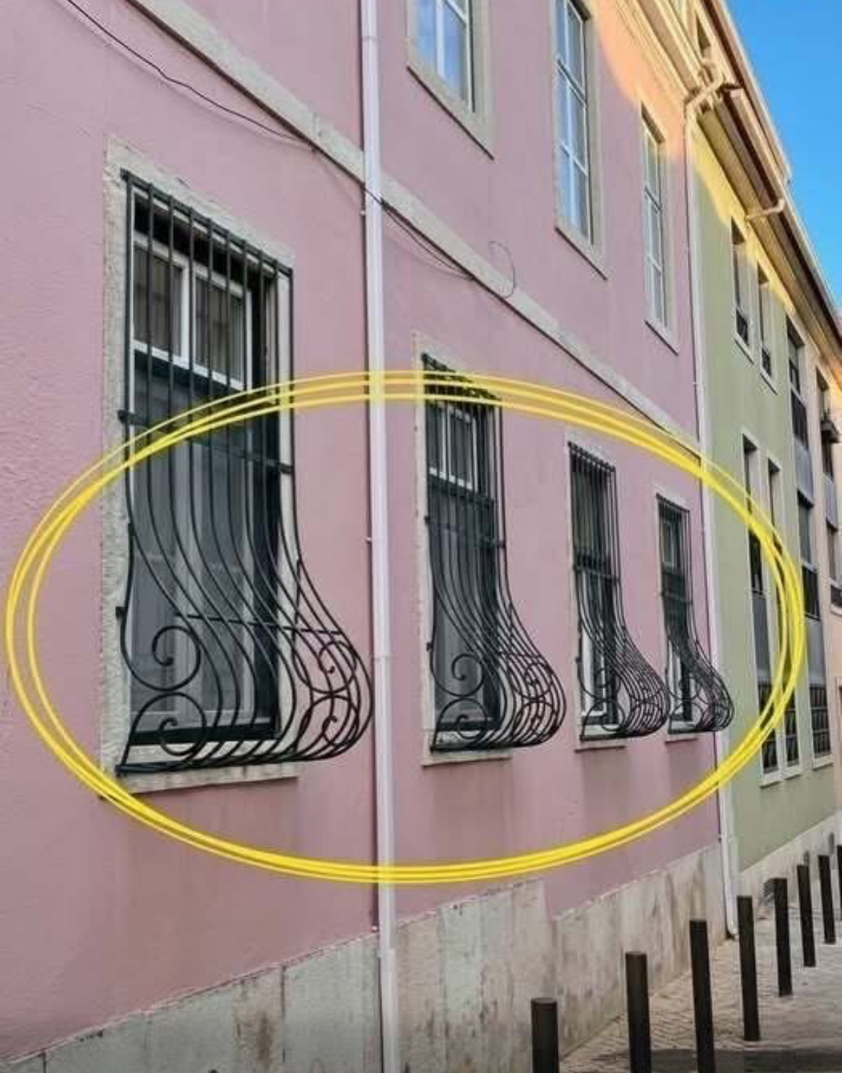 The Story Behind Curved Window Bars: A Clever Design Hidden in Plain Sight