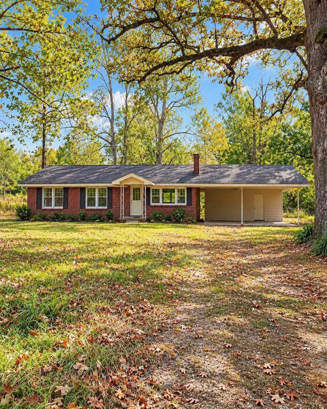 Una casa de ladrillo en Arkansas ofrece posibilidades de renovación en un entorno rodeado de naturaleza