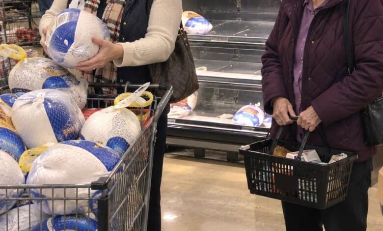 Una mujer pidió un solo pavo para su nieto enfermo, sin imaginar que aquel encuentro revelaría un secreto de hace 54 años