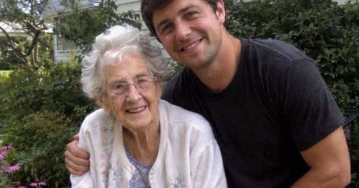 Contrató a un cuidador para su abuela de 82 años, pero una habitación cerrada escondía una verdad que cambiaría su familia